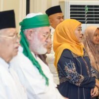 Syekh Fadhil Al Jailani memberikan Amalan Sholawat Rejeki