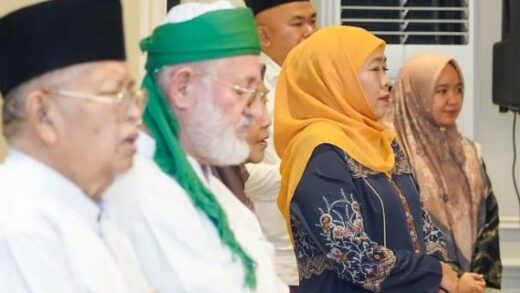 Syekh Fadhil Al Jailani memberikan Amalan Sholawat Rejeki