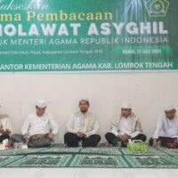 Ratusan pegawai Kemenag Loteng membacakan Sholawat Asyghil