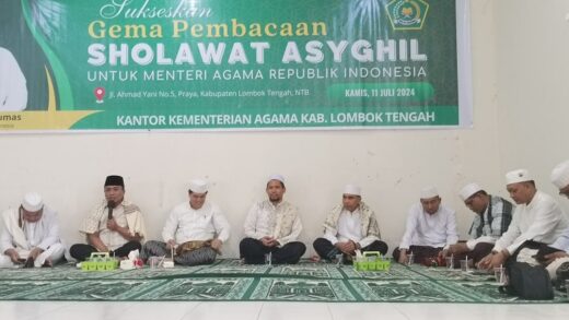 Ratusan pegawai Kemenag Loteng membacakan Sholawat Asyghil