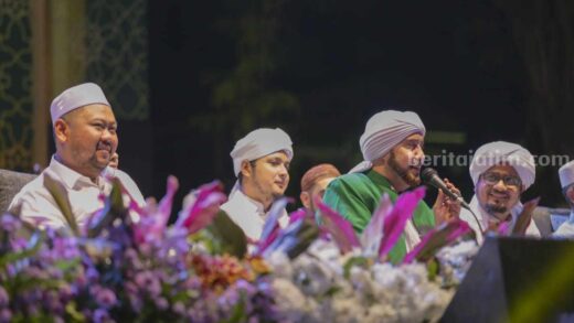 Sholawat Habib Syech memukau ribuan warga Pulau Bawean Gresik