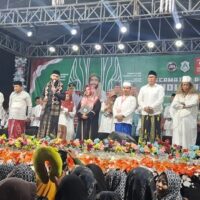 Puluhan ribu jemaah dari berbagai kota menghadiri panggung Sholawat di Sittingsampeyan Gresik