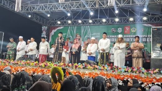 Puluhan ribu jemaah dari berbagai kota menghadiri panggung Sholawat di Sittingsampeyan Gresik